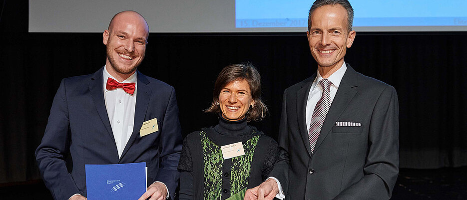 Absolventenfeier des Elitenetzwerks in Würzburg mit (v.l.): Dr. Julien Bobineau, Dr. Annemarie Heiduk (Uni Bayreuth) und Ministerialdirigent Dr. Johannes Eberle. (Foto: Florian Freund / Elitenetzwerk Bayern)