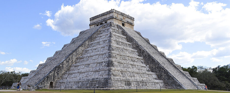 Chichén Itzá ist eine der bedeutendsten Ruinenstätten im heutigen Mexiko. Ihre Ruinen stammen aus der späten Maya-Zeit.