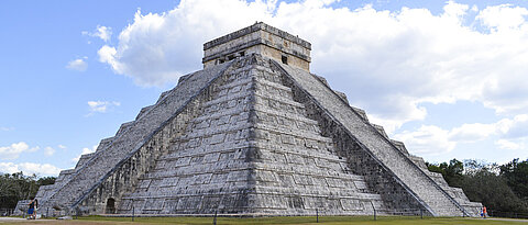 Chichén Itzá ist eine der bedeutendsten Ruinenstätten im heutigen Mexiko. Ihre Ruinen stammen aus der späten Maya-Zeit.