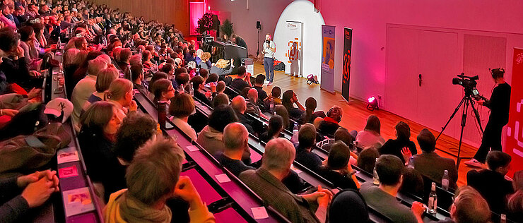 Beim Jubiläumsslam hieß es, Bühne frei für die Wissenschaft.