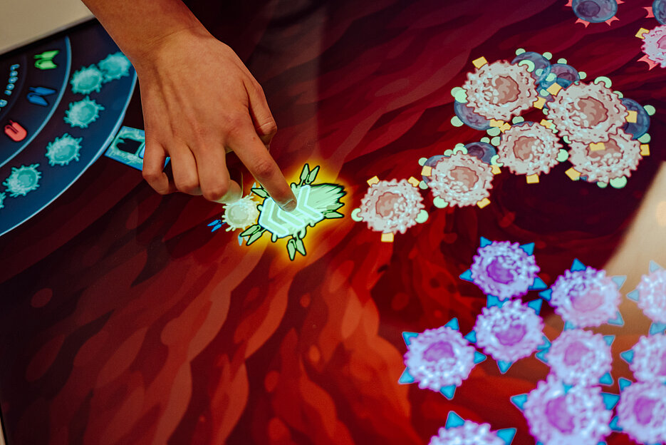 Eigene CAR-T-Zellen zusammenstellen und damit Krebszellen besiegen – das können Gäste der MS Wissenschaft spielerisch am Würzburger Exponat zur Immunzelltherapie.