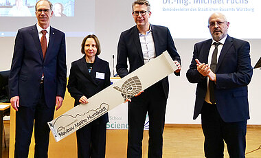 Michael Fuchs (re.) überreichte Stefanie Petermichl den „Schlüssel“ zum Neubau. Mit im Bild: Paul Pauli und Markus Blume. 