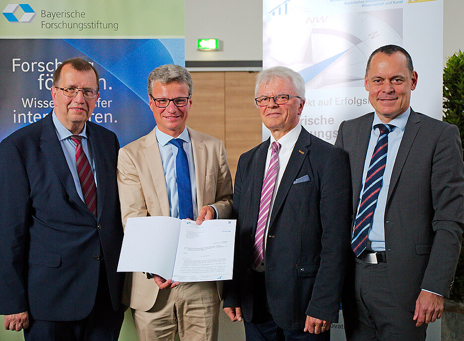 Übergabe des Förderbescheids (v.l.) Universitätspräsident Alfred Forchel, Minister Bernd Sibler, Professor Franz Jakob und Dr. Christian Haslbeck.