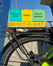 Ein Aufsteller mit dem Text "Anwesenheitspflicht fördert Chancengleichheit" steht auf dem Gepäckträger eines Fahrrads.
