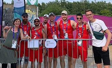 Dr. Christiane Reuter und Timothy Spatschek mit den Deutschen Unified-Beachvolleyballern bei den Special Olympics Worldgames in Berlin. 