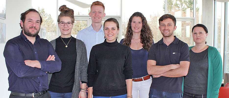 Die Juniorforschungsgruppe Ramos von links nach rechts: Gustavo Ramos, Margarete Heinrichs, Nils Hapke, Lotte Büchner, Chiara Gaal, Murilo Delgobo, Elena Vogel. (Foto: Kirstin Linkamp / DZHI)