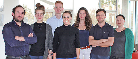 Die Juniorforschungsgruppe Ramos von links nach rechts: Gustavo Ramos, Margarete Heinrichs, Nils Hapke, Lotte Büchner, Chiara Gaal, Murilo Delgobo, Elena Vogel. (Foto: Kirstin Linkamp / DZHI)