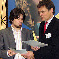 Der Biologie-Laborant Thomas Fischer bei seiner Ehrung mit dem IHK-Präsidenten Claus Bolza-Schünemann (rechts). Foto: privat Der Biologie-Laborant Thomas Fischer bei seiner Ehrung mit dem IHK-Präsidenten Claus Bolza-Schünemann (rechts). Foto: privat