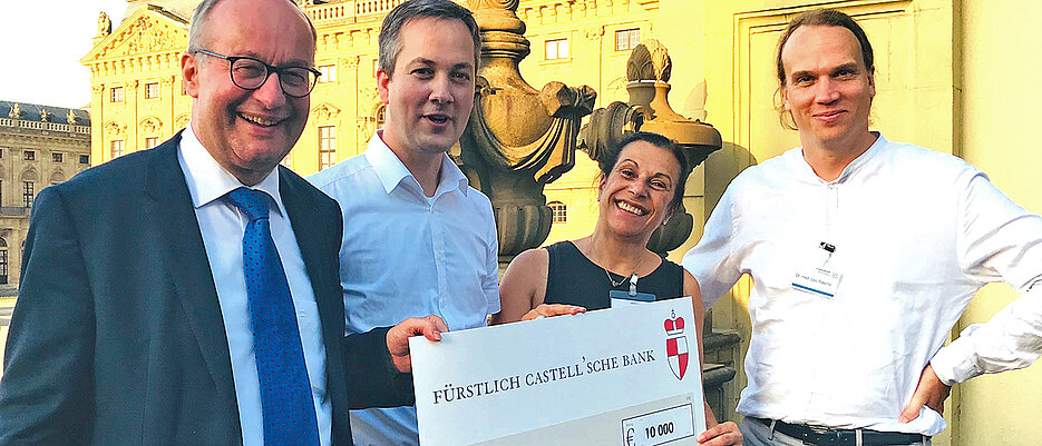 Gabriele Nelkenstock, die Vorsitzende des Vereins „Hilfe im Kampf gegen Krebs“, überreichte 10.000 Euro an die Myelom-Experten des Uniklinikums Würzburg (v.l.): Hermann Einsele, Martin Kortüm und Leo Rasche.