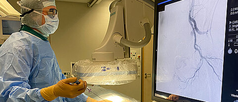 Die Prostata-Arterienembolisation findet unter Röntgen-Durchleuchtungskontrolle statt.