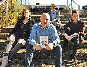 Die Macher des Projekts „Eine Uni - ein Buch“: Christine Ott, Julien Bobineau, Kristina Helmerich und Dr. Michael Storch. (Foto: Lena Köster)