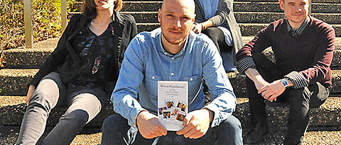 Die Macher des Projekts „Eine Uni - ein Buch“: Christine Ott, Julien Bobineau, Kristina Helmerich und Dr. Michael Storch. (Foto: Lena Köster)