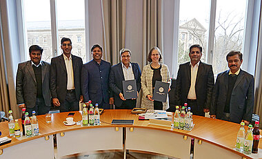 Die indische Delegation mit den Gastgebern nach der Vertragsunterzeichnung.