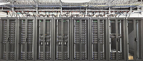 Ca. 50 Rechenknoten mit 160 Grafikkarten und 1,8 Petabyte Speicher auf Festplatten: Rechtzeitig zum 50-jährigen Jubiläum kann das Rechenzentrum das High Performance Cluster „Julia 2“ in Betrieb nehmen. 