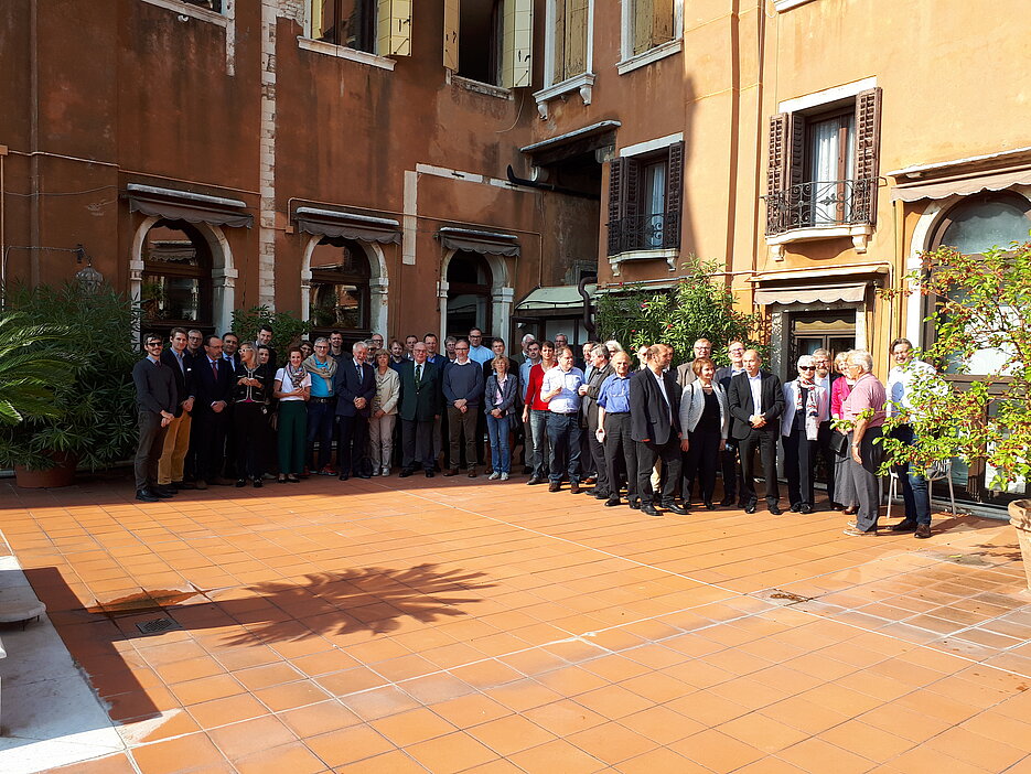 Gruppenfoto der Tagungsteilnehmer auf der Terasse des Deutschen Studienzentrums Venedig Palazzo Barbarigo della Terrazza