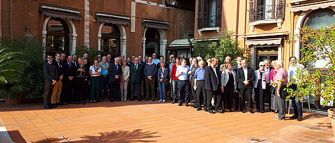 Gruppenfoto der Tagungsteilnehmer auf der Terasse des Deutschen Studienzentrums Venedig Palazzo Barbarigo della Terrazza