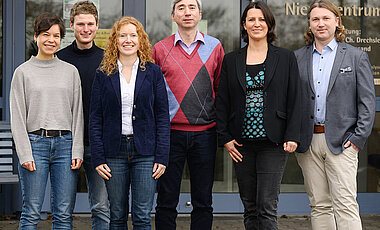 Luise Schäfer, Luca Huth, Martina Prelog und Giovanni Almanzar (v.l.n.r.) haben gemeinsam mit Christiane Drechsler (2.v.r.) und Torsten Stövesand (r.) vom KfH-Nierenzentrum mehr als 120 Dialysepflichtige von der ersten Corona-Impfung an begleitet und ihre Immunantwort untersucht. 