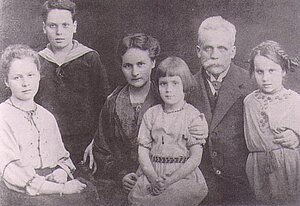 Ein Familienfoto, das gegen 1919 entstand. Von links: Tochter Gerda, Sohn Karl, Frau Luise Wien, Tochter Waltraut, Prof. Willy Wien, Tochter Hildegard. Foto: Privatarchiv Waltraut Wien. Quelle: Otremba, Heinz: Dr. Wilhelm Wien (1864-1928). Physiker und No