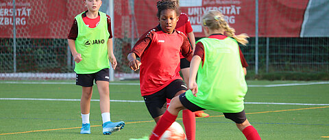 Das Können von Fußball-Juniorinnen in realistischen Spielsituationen beurteilen: Das ist mit der neuen Leistungsdiagnostik SCoRE der Uni Würzburg möglich.