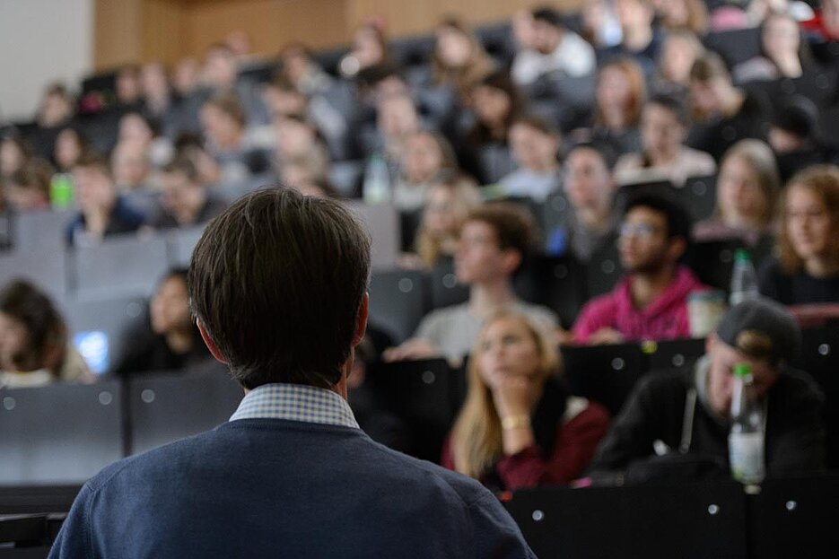 Hörsaal mit Studierenden bei einem Vortrag