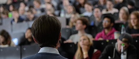 Hörsaal mit Studierenden bei einem Vortrag