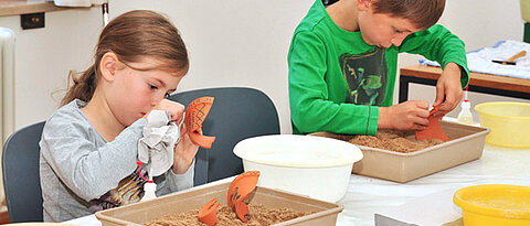 Tonscherben ausgraben und wieder zusammensetzen: das können Kinder – unter anderem – beim Türöffner-Tag der Maus im Martin von Wagner Museum. (Foto: Christina Kiefer)
