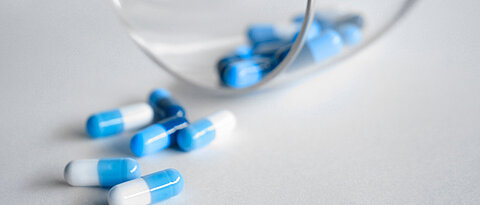 Tabletten gegen Schmerzen können helfen, bergen aber auch Risiken.