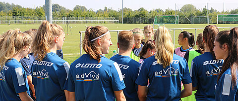 Eine Gruppe von jungen Fußballspielerinnen