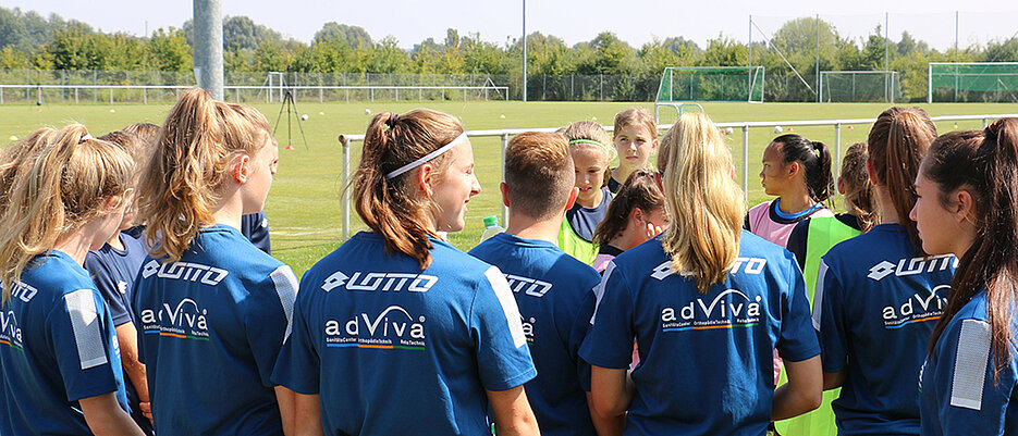 Eine Gruppe von jungen Fußballspielerinnen