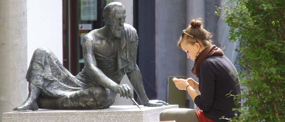 Ständig erreichbar sein, kann ganz schön stressen. Das Smartphone einfach mal wegzulegen, hilft alllerdings auch nicht unbedingt. Dann macht sich bei vielen die Angst breit, etwas zu verpassen.