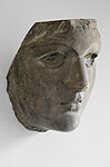Hier sieht man einen Teil eines weiblichen Kopfes einer Statue. 