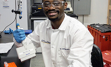Begeisterter Forscher (2019): Christian Nkanga prüft Immunglobulin-Antikörper in seinem Labor in San Diego. 