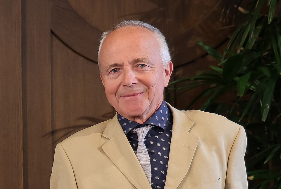 Die Röntgen-Medaillen für exzellente Forschung gingen an Professor Georg Nagel und Professorin Anna-Leena Sirén. Überreicht wurden sie von Universitätspräsident Paul Pauli.
