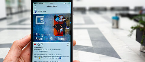 Smartphone mit geöffneter Instagram App