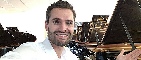 Schon seit frühester Kindheit ist Armin Strohmenger fasziniert von Klavieren und Flügeln der Marke Steinway & Sons. Jetzt arbeitet er für diese Firma. (Bild: privat) 