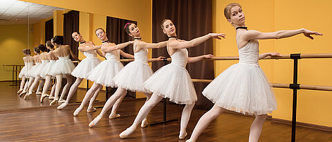 Eine gute gemeinschaftliche Leistung wirkt sich positiv auf die Identifikation als Gruppe. Beim Ballett müsste dieser Effekt demnach gut nachweisbar sein. 