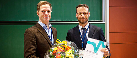 Christian Grefkes-Hermann überreicht den DGKN-Nachwuchsförderpreis für Klinische Neurophysiologie an Sebastian Schreglmann. 