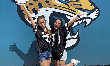 Mona und ihre Mitbewohnerin Shylowe beim Besuch eines NFL-Spiels im nahegelegenen Jacksonville.