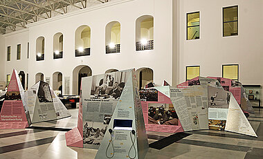 Blick auf die Ausstellung im Lichthof der Uni am Sanderring. (Foto: Rudi Merkl)