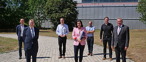 Universitätspräsident Alfred Forchel und Staatsministerin Dorothee Bär mit den Teilnehmern des Treffens, bei dem das neue Zentrum CAIDAS vorgestellt wurde.