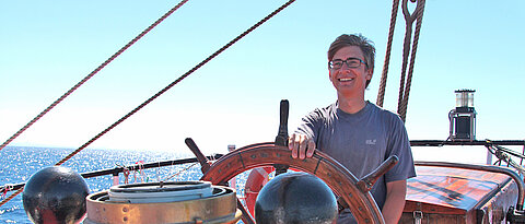 Sven Heinrich am Steuer der „Thor Heyerdahl“ auf dem Meer vor Kuba. (Foto: privat)