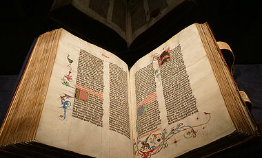 Die Mainzer Riesenbibel ist in der Ausstellung "Elfenbein & Ewigkeit" zu sehen.
