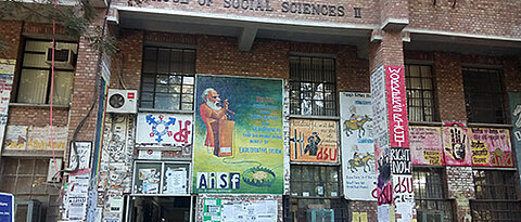 Am Eingang zur School of Social Sciences II der Jawaharlal-Nehru-Universität in Neu-Delhi. (Foto: Nora Häuser)