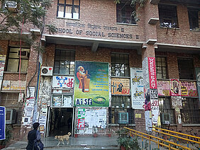 Am Eingang zur School of Social Sciences II der Jawaharlal-Nehru-Universität in Neu-Delhi. (Foto: Nora Häuser)