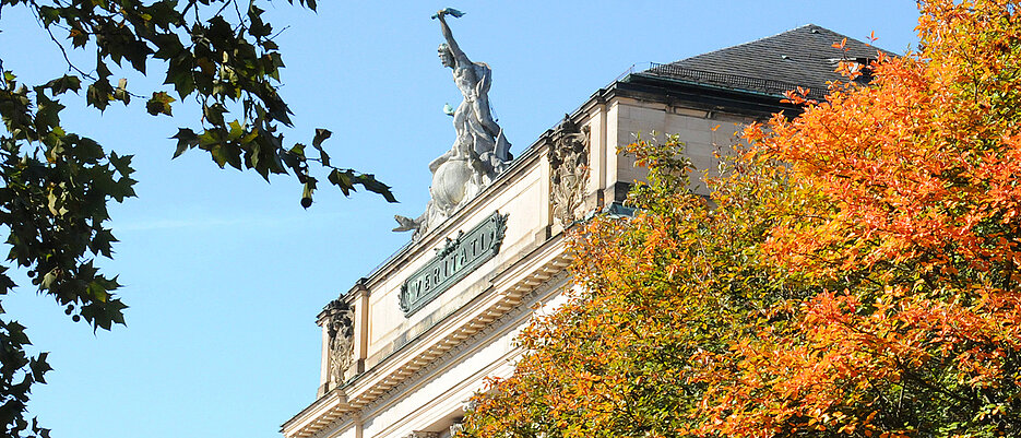 Die Uni Würzburg - im Bild das Hauptgebäude am Sanderring - hat eine hohe internationale Strahlkraft.