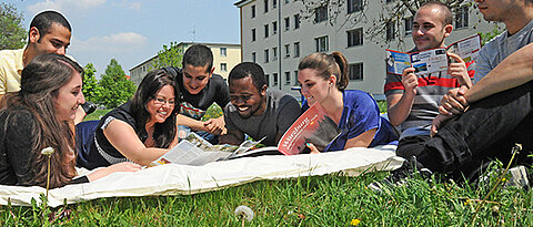 Internationale Studierende beim Lernen (Foto: Robert Emmerich)