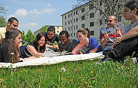 Internationale Studierende beim Lernen (Foto: Robert Emmerich)