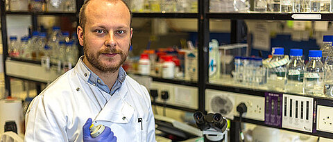 Alumnus Arthur Neuberger in the lab, Photo:Ilya Burkov