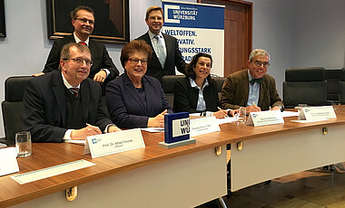 Gemeinsam gegen den Krebs: Universitätspräsident Alfred Forchel, Michael Popp (Sparkasse Mainfranken), die Bayerische Landtagspräsidentin Barbara Stamm, Landtagsabgeordneter Oliver Jörg, Initiatorin Gabriele Nelkenstock und Professor Matthias Frosch, Dekan der Medizinischen Fakultät bei der Unterzeichnung der Stiftungsurkunde für "Forschung hilft". (v.l., Foto: Marco Bosch)