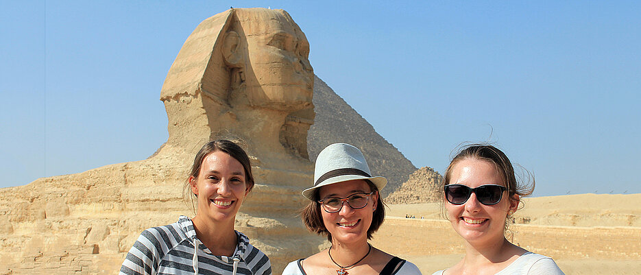 Judith Schief, Hannah Knittel und Lisa-Maria Rösch vor der Sphinx
